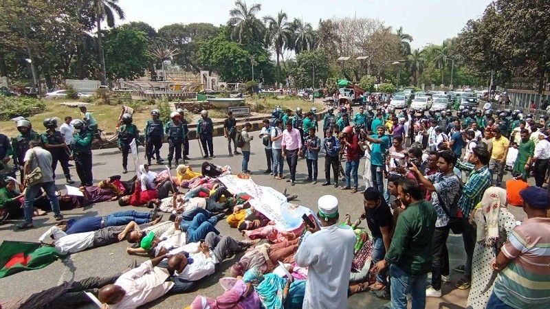 সড়কে শুয়ে পড়েছেন শিক্ষকরা, যান চলাচল বন্ধ